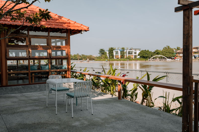 Coffee area with view of Nhu Y 
river walking path